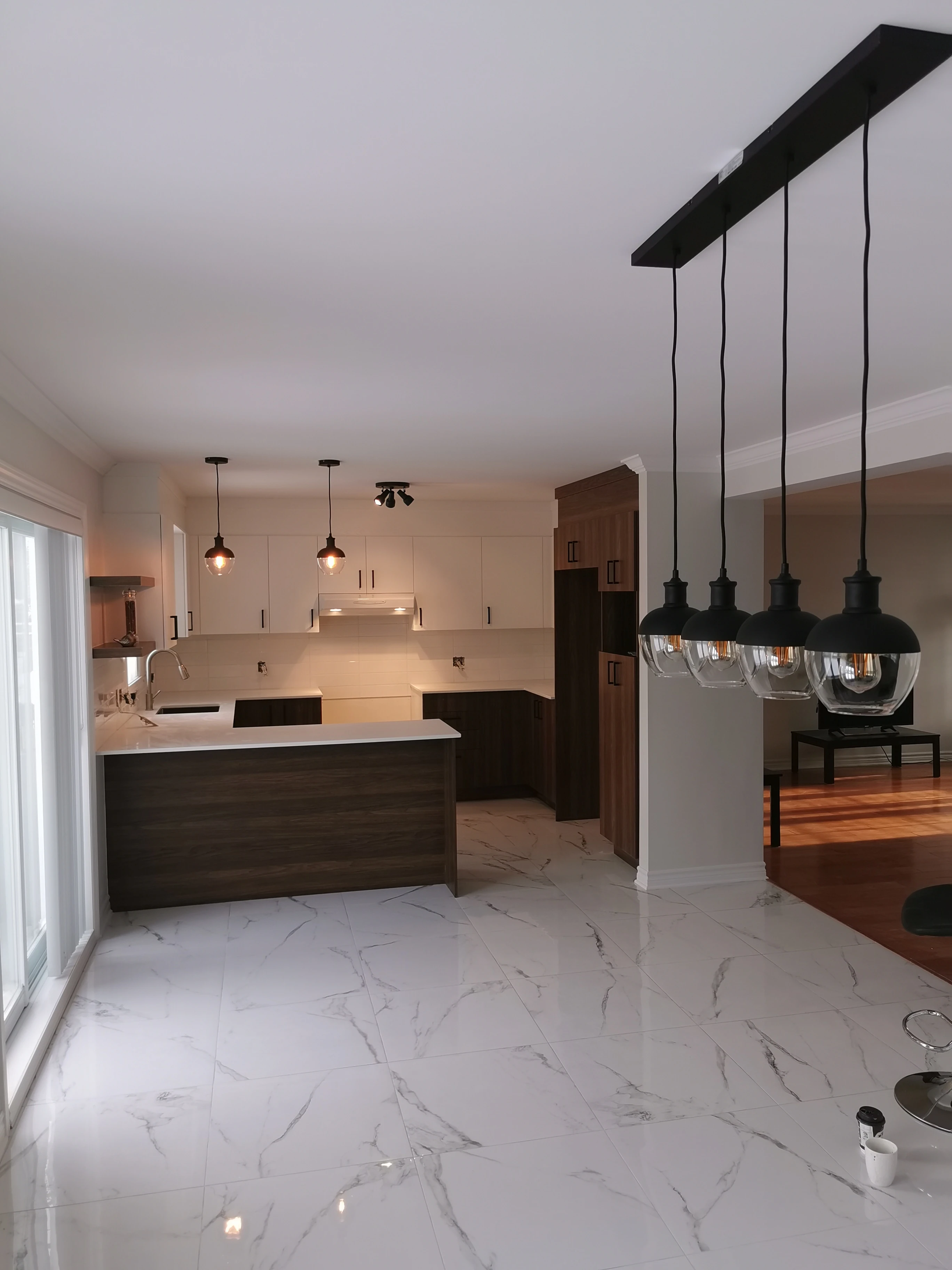 Cuisine moderne avec plancher — rénovation à Laval
